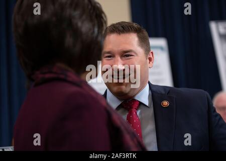 United States Vertreter Kerl Reschenthaler (Republikaner von Pennsylvania) spricht mit den Vereinigten Staaten Vertreter Val Butler Demings (Demokrat von Florida), wie sie für den US-Ausschusses für Justiz Mark kommen von Resolution 755, Artikel Amtsenthebungsverfahren gegen Präsident Donald J. Trumpf, in der longworth House Bürogebäude in Washington, DC am Donnerstag, 12. Dezember 2019. Credit: Stefani Reynolds/CNP | Verwendung weltweit Stockfoto