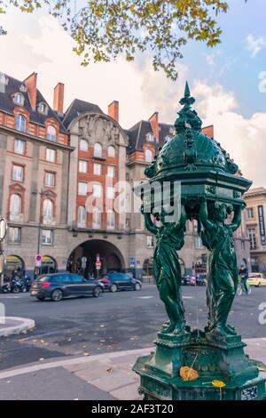 Paris, Frankreich - 7 November, 2019: Art Deco Gebäude mit unteren Passage auf Nevers Straße. Eine der Wallace Quellen in Paris, im Jahr 1872 finanziert. D Stockfoto