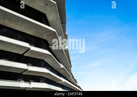 Abstrakte minimale Architektur Hintergrund Foto, Fassade Strukturen unter blauem Himmel an einem sonnigen Tag, Dundee, Schottland Stockfoto