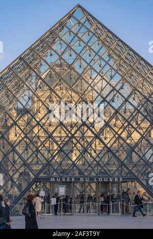 Paris, Frankreich - 7 November 2019: Eingang zum Louvre Pyramide für Besucher Stockfoto
