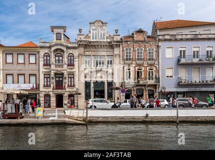 Aveiro, Portugal - 19 August 2019: Main Kanal durch die Mitte von Aveiro mit Fliesen geschmückten Häuser und offfices Stockfoto