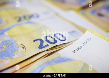 Menge unscharfer zweihundert Euro Scheine füllen den Bildschirm als Hintergrundbild Stockfoto