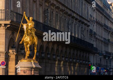Paris, Frankreich - 7 November 2019: Statue von Jeanne d'Arc von Emmanuel Fremiet im Jahre 1874, auf dem Platz der Pyramiden Stockfoto