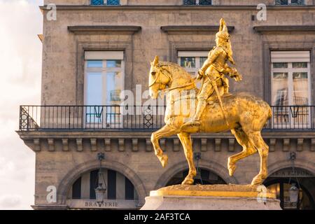 Paris, Frankreich - 7 November 2019: Statue von Jeanne d'Arc von Emmanuel Fremiet im Jahre 1874, auf dem Platz der Pyramiden Stockfoto