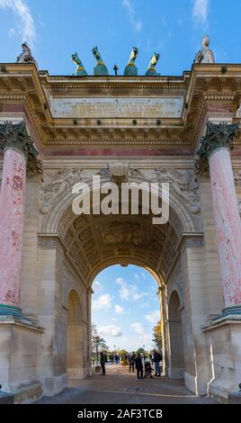 Paris, Frankreich - 7 November 2019: Der Triumphbogen des Carrousel (Arc de Triomphe du Carrousel) von Pierre-François-Léonard Fontaine und Charles P Stockfoto