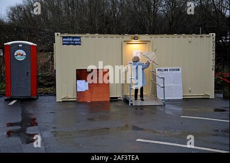 Halesowen, Black Country, Großbritannien. 12. Dezember 2019. Die Wähler in Halesowen durch starken Regen in einem Wahllokal in einem Fisch und Chip Shop car park zu stimmen. G.P Essex/Alamy leben Nachrichten Stockfoto