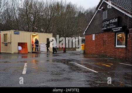 Halesowen, Black Country, Großbritannien. 12. Dezember 2019. Die Wähler in Halesowen durch starken Regen in einem Wahllokal in einem Fisch und Chip Shop car park zu stimmen. G.P Essex/Alamy leben Nachrichten Stockfoto