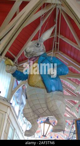 Stadt Oxford Markthalle Alice im Wunderland weißes Kaninchen Skulptur Stockfoto