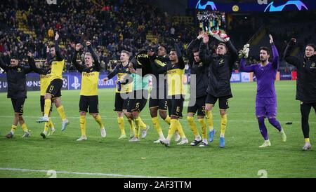 Dortmund, Deutschland. 10 Dez, 2019. firo: 10.12.2019, Fußball, Saison 2019/2020, Champions League: BVB Borussia Dortmund - Slavia Prag 2:1 La Ola, Jubel | Verwendung der weltweiten Kredit: dpa/Alamy leben Nachrichten Stockfoto