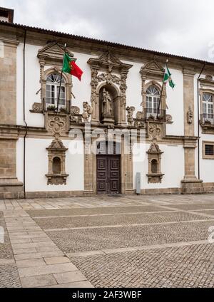 Guimaraes, Portugal - 18 August 2019: Innenhof und Fassade der Stadt oder das Rathaus von Guimaraes in Nordportugal Stockfoto
