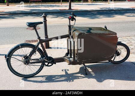 Post Kurier Fahrrad in Wien in Österreich Stockfoto