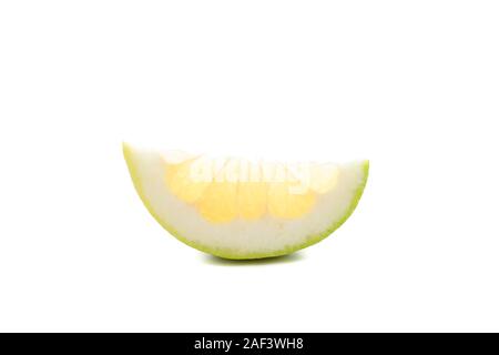 Saftige reife pomelo Slice auf weißem Hintergrund Stockfoto