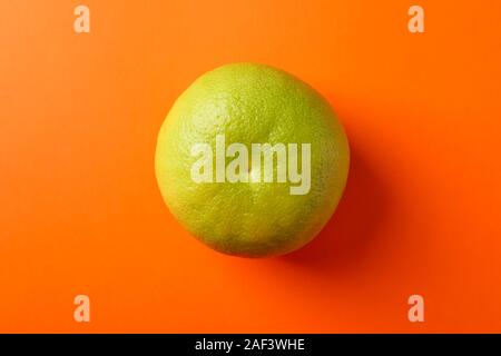 Reif sweetie Frucht auf orangem Hintergrund, Platz für Text Stockfoto