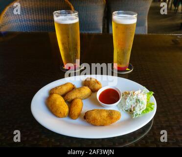 Gekühltes Bier und frittierte Käsebällchen in einem Restaurant suchen Sie in der Church Street, Bangalore (Indien) Stockfoto