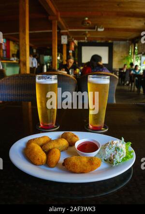 Gekühltes Bier und frittierte Käsebällchen in einem Restaurant suchen Sie in der Church Street, Bangalore (Indien) Stockfoto