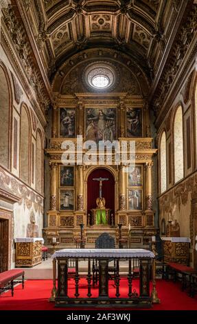 Aveiro, Portugal - 19 August 2019: Innen- und Altar in der Misericordia Kirche in Aveiro Stockfoto