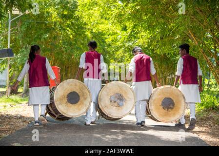 AMRAVATI, MAHARASHTRA, Indien - 24 September: Nicht identifizierte Gruppe junger Menschen feiern Festival im Park von Schlagzeug spielen mit Musik. Stockfoto