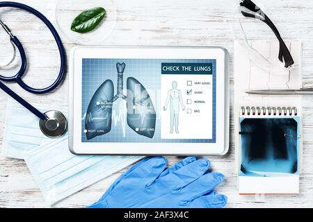 Medizinische Diagnostik in der modernen Pneumologie. Tablet Computer mit Medical Application Interface auf dem Bildschirm. Ansicht von oben Röntgenbild, Stethoskop und cardiog Stockfoto