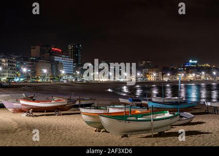 Las Palmas, Gran Canaria, Nov, 2019: Blick auf die Promenade von Playa de las Canteras Strand in Las Palmas de Gran Canaria November 2019 Stockfoto