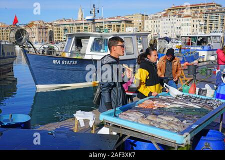 MARSEILLE, Frankreich-13 Nov 2019 - Ansicht von frischem Fisch für die Bouillabaisse Suppe für den Verkauf auf dem Fischmarkt am alten Hafen (Vieux Port) in Marseille. Stockfoto