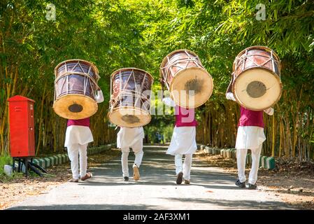 AMRAVATI, MAHARASHTRA, Indien - 24 September: Nicht identifizierte Gruppe junger Menschen feiern Festival im Park von Schlagzeug spielen mit Musik. Stockfoto