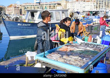MARSEILLE, Frankreich-13 Nov 2019 - Ansicht von frischem Fisch für die Bouillabaisse Suppe für den Verkauf auf dem Fischmarkt am alten Hafen (Vieux Port) in Marseille. Stockfoto