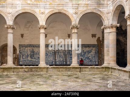 Viseu, Portugal - 19 August 2019: überdachte Wege innerhalb der Se oder die Kathedrale in der Altstadt von Viseu Stockfoto