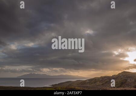 Sonnenuntergang über der Insel Lewis, von der Isle of Skye gesehen - dramatische Wolken Stockfoto