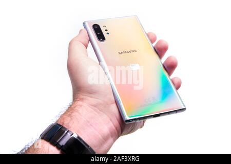 PIATRA Neamt, Rumänien - 22. NOVEMBER 2019: Hand mit Samsung Anmerkung 10 mit Dreifach-Kamera Stockfoto
