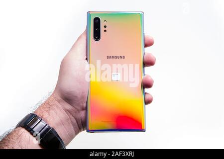 PIATRA Neamt, Rumänien - 22. NOVEMBER 2019: Hand mit Samsung Anmerkung 10 mit 3 Kamera und farbige Rückseite Stockfoto