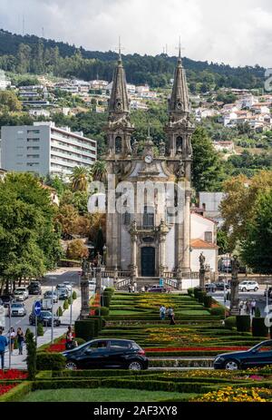 Guimaraes, Portugal - 18 August 2019: Blick auf die Gärten von Largo republica do Brasil in Guimaraes Stockfoto