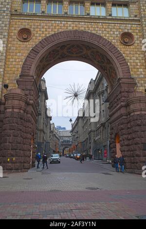 Kiew, Ukraine - November 16, 2019: Ukrainean Bürger und Touristen an einer zentralen Straße von Kiew, berühmt für Cafés und Fashion Stores (Khreshchatyk Aven Stockfoto