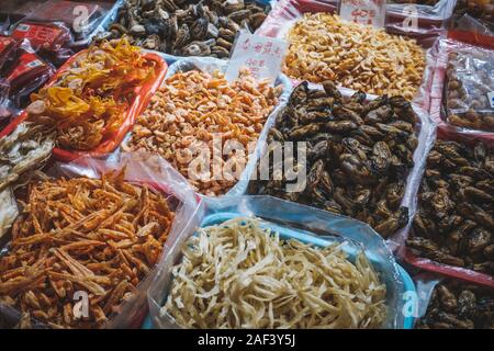 Getrockneten Tintenfisch, Muscheln und Fisch auf dem Fischmarkt in Hongkong, China Stockfoto