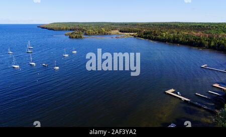 Luftaufnahme von Green Bay und festgebundene Segelboote, plus die Shopping, Unterbringung und Restaurants von Fish Creek in Door County, Wisconsin, USA. Stockfoto