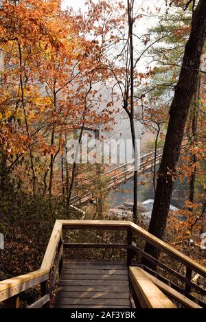 Holz Treppe, die den Berg auf die Hängebrücke, die Tallulah River am Tallulah Gorge State Park in Georgien USA überquert. Stockfoto