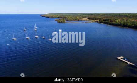 Luftaufnahme von Green Bay und festgebundene Segelboote, plus die Shopping, Unterbringung und Restaurants von Fish Creek in Door County, Wisconsin, USA. Stockfoto