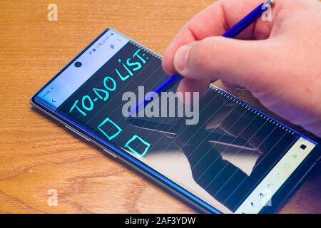 PIATRA Neamt, Rumänien - November 25, 2019: Überprüfen der Aufgabenliste auf Samsung Galaxy 10. Stockfoto