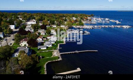 Luftaufnahme von Green Bay und festgebundene Segelboote, plus die Shopping, Unterbringung und Restaurants von Fish Creek in Door County, Wisconsin, USA. Stockfoto