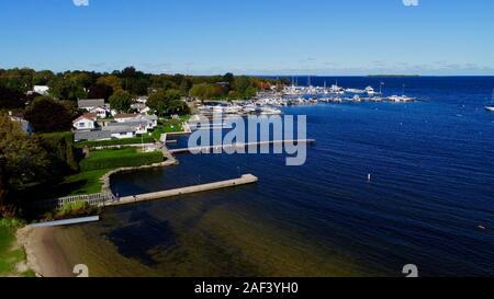 Luftaufnahme von Green Bay und festgebundene Segelboote, plus die Shopping, Unterbringung und Restaurants von Fish Creek in Door County, Wisconsin, USA. Stockfoto