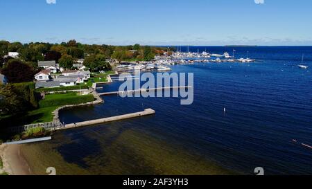 Luftaufnahme von Green Bay und festgebundene Segelboote, plus die Shopping, Unterbringung und Restaurants von Fish Creek in Door County, Wisconsin, USA. Stockfoto