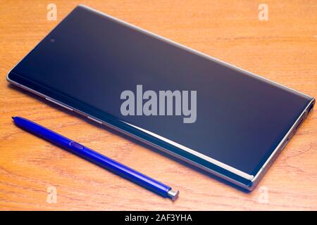 PIATRA Neamt, Rumänien - November 25, 2019: Stylus und Samsung Galaxy 10 auf dem Schreibtisch Stockfoto