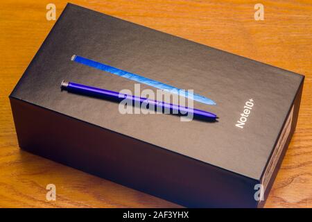 PIATRA Neamt, Rumänien - November 25, 2019: Stylus und Samsung Galaxy 10 Box auf dem Schreibtisch Stockfoto