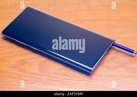 PIATRA Neamt, Rumänien - November 25, 2019: Stylus und Samsung Galaxy 10 auf dem Schreibtisch Stockfoto