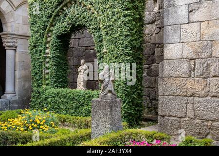 Guimaraes, Portugal - 18 August 2019: Religiöse Statue in den Kreuzgängen der Museu de Alberto Sampaio in Guimaraes Stockfoto