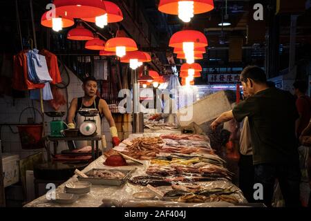 HongKong, China - November, 2019: Menschen kaufen Fische auf dem Markt in Hongkong, China Stockfoto