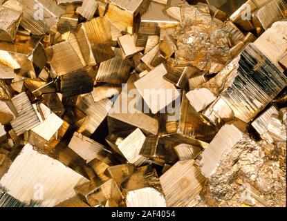 Bügeleisen pyrit Kristalle, Fools Gold, Eisen Molybdändisulfid Stockfoto