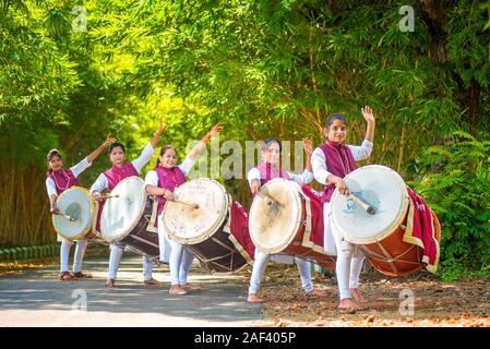 AMRAVATI, MAHARASHTRA, Indien - 24 September: Nicht identifizierte Gruppe junger Menschen feiern Festival im Park von Schlagzeug spielen mit Musik. Stockfoto