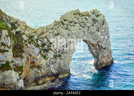 Durdle Door ist ein natürlicher Kalkstein Bogen auf der Jurassic Coast in der Nähe von Lulworth in Dorset, Großbritannien Stockfoto
