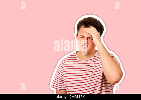 Müde unglücklichen Mann die Hand auf die Stirn, und leidet unter Kopfschmerzen, weil der riesige Druck am Arbeitsplatz. emotionale Mann auf weißem Hintergrund Stockfoto