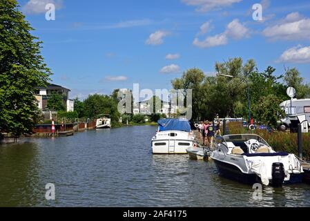 Europa, Deutschland, Niedersachsen, Buxtehude, Metropolregion Hamburg, Este, Hafen, Wohnen am Wasser, Stockfoto